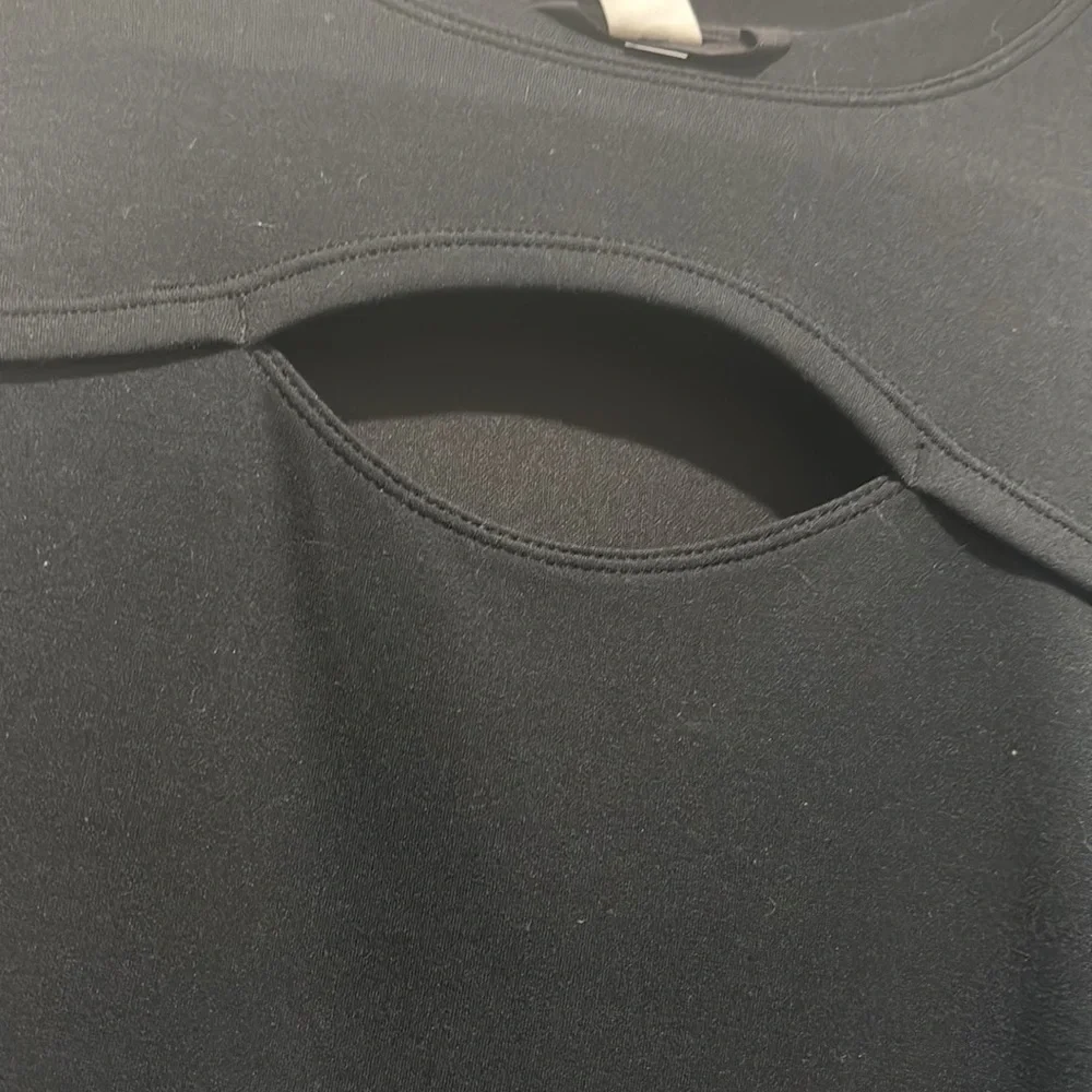 Cropped keyhole pullover - Picture 2 of 3